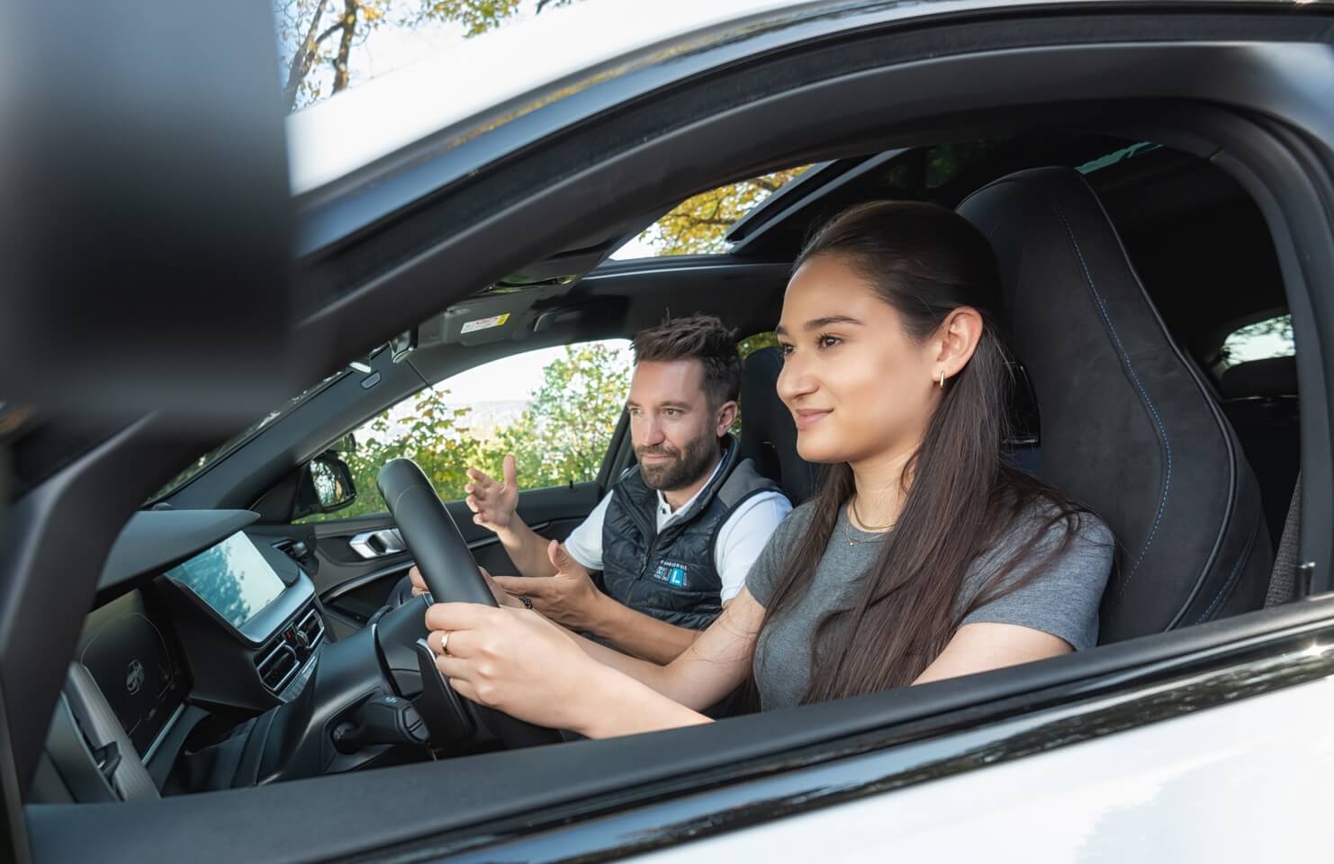 Fahrschülerin und Fahrlehrer – Erfolgswerkzeuge für die Fahrprüfung.