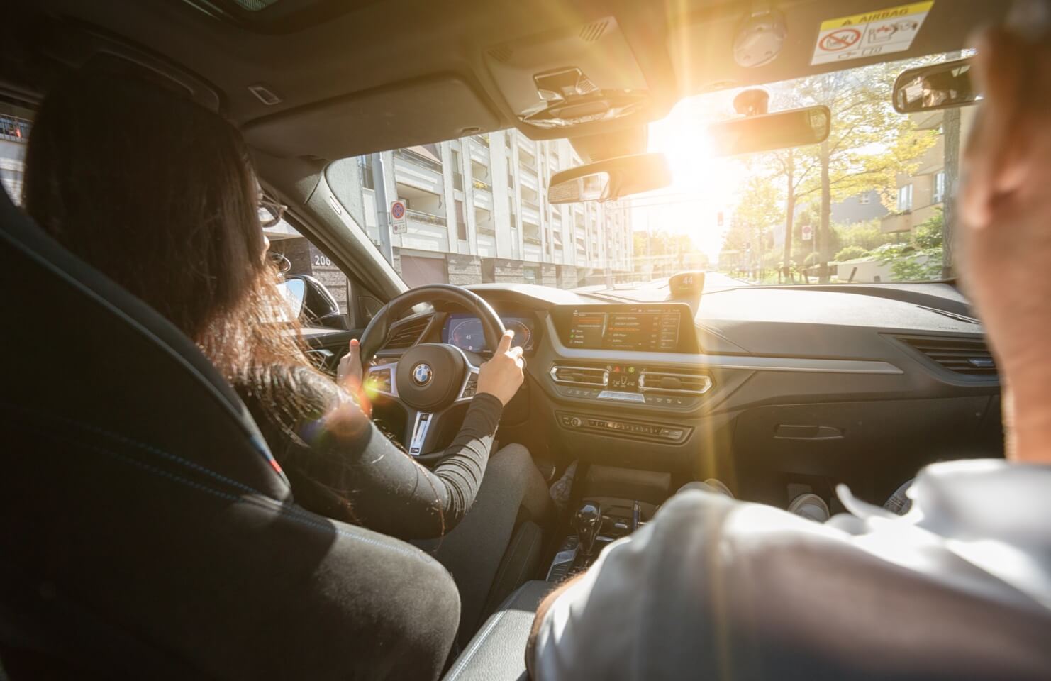 Fahrschule SULI – Fahrschülerin hinter dem Steuer – Dein Weg zum Führerschein