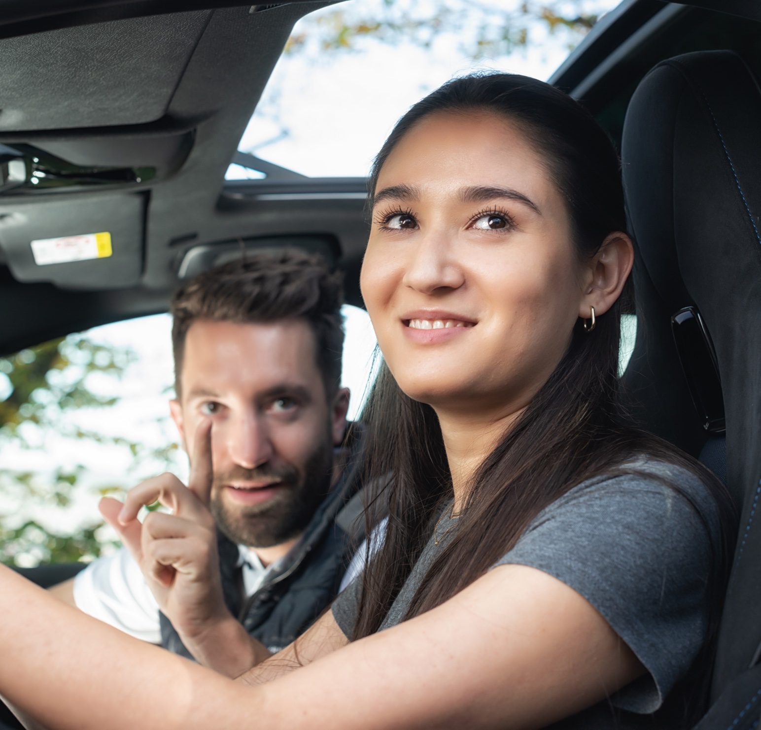 Fahrschule SULI – Fahrschülerin und Fahrlehrer im Fahrunterricht