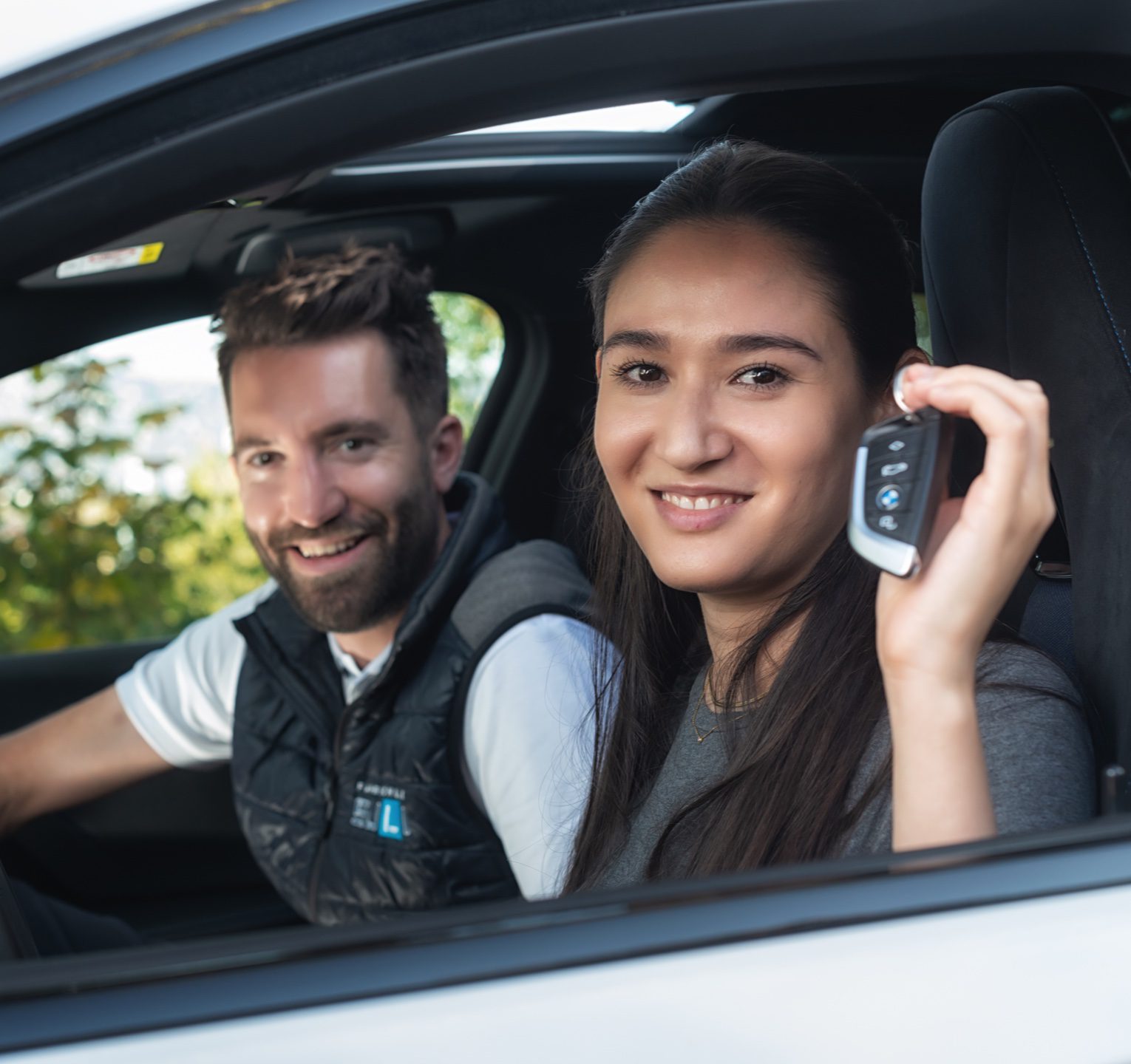 Fahrschule SULI – Glückliche Fahrschülerin mit ihrem Führerschein
