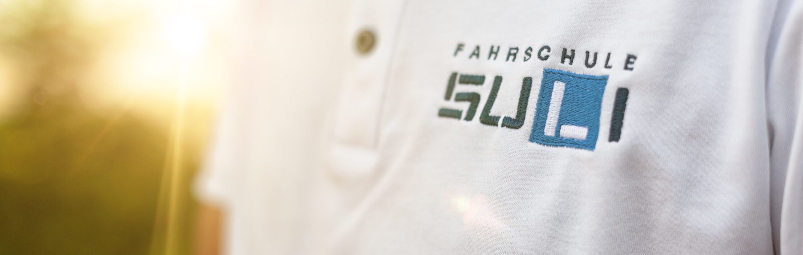 Ein engagiertes Team von Fahrlehrern und Fahrlehrerinnen der Fahrschule SULI, das zusammenarbeitet, um zukünftige Fahrer auszubilden.
