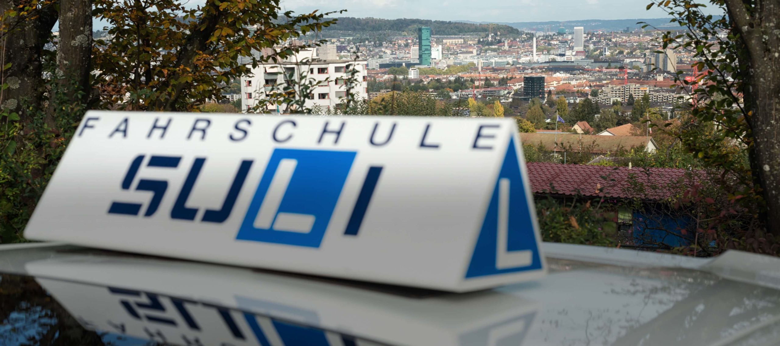 Fahrschule SULI Logo – Fokus auf Ihre sichere und erfolgreiche Autofahrt