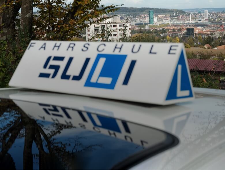 Fahrschule SULI Logo – Fokus auf deine sichere und erfolgreiche Autofahrt