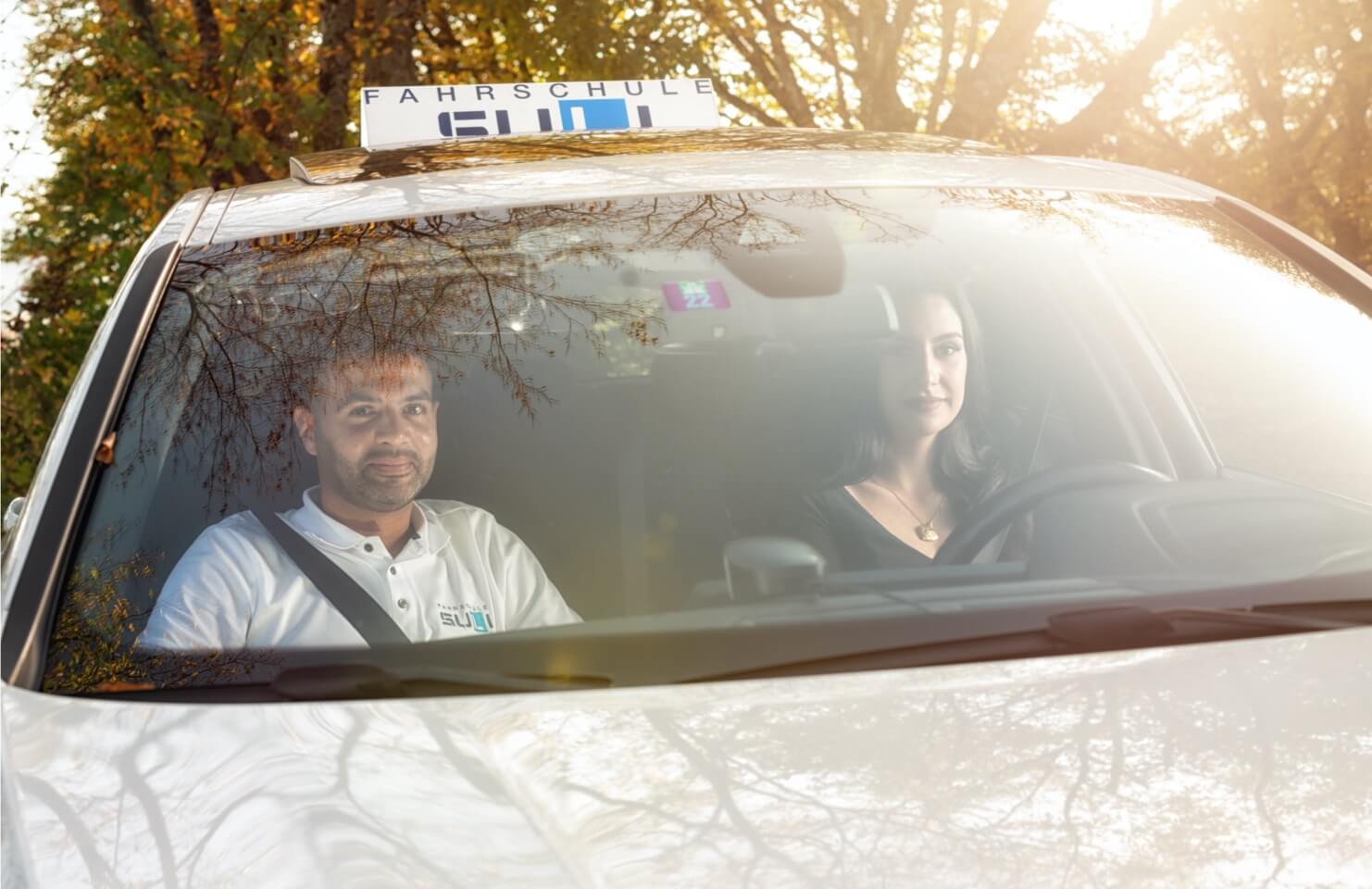 Fahrlehrer und Fahrschüler auf der Strasse – Der Führerschein in deiner Region