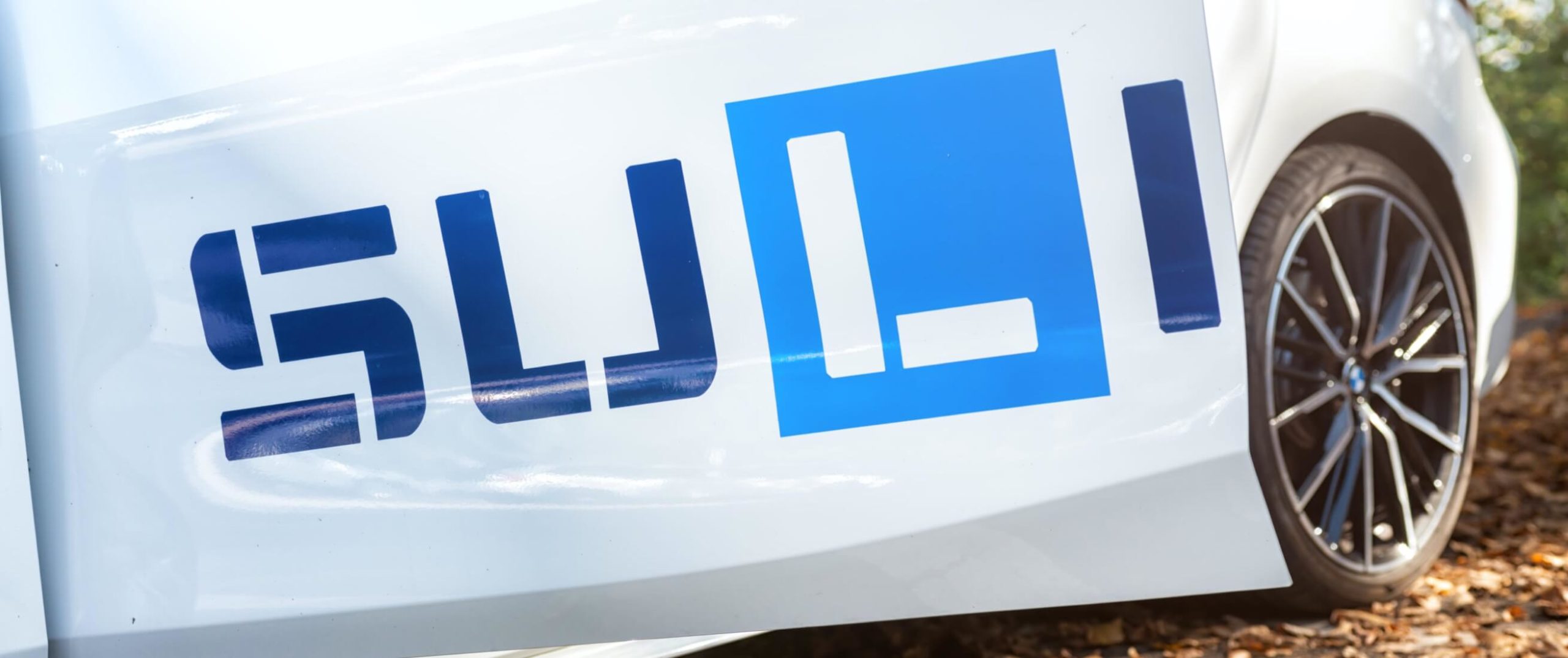 Das Fahrschulauto der Fahrschule SULI mit dem Logo gut sichtbar.