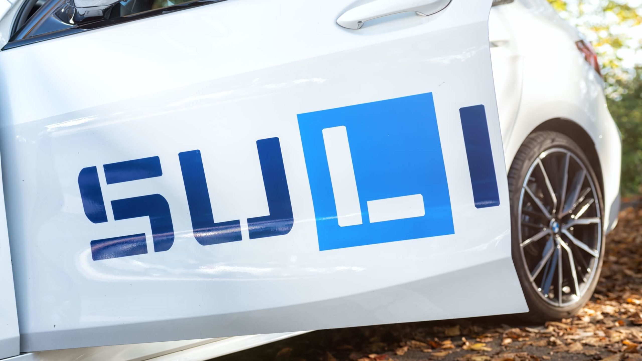 Das Fahrschulauto der Fahrschule SULI mit dem Logo gut sichtbar.