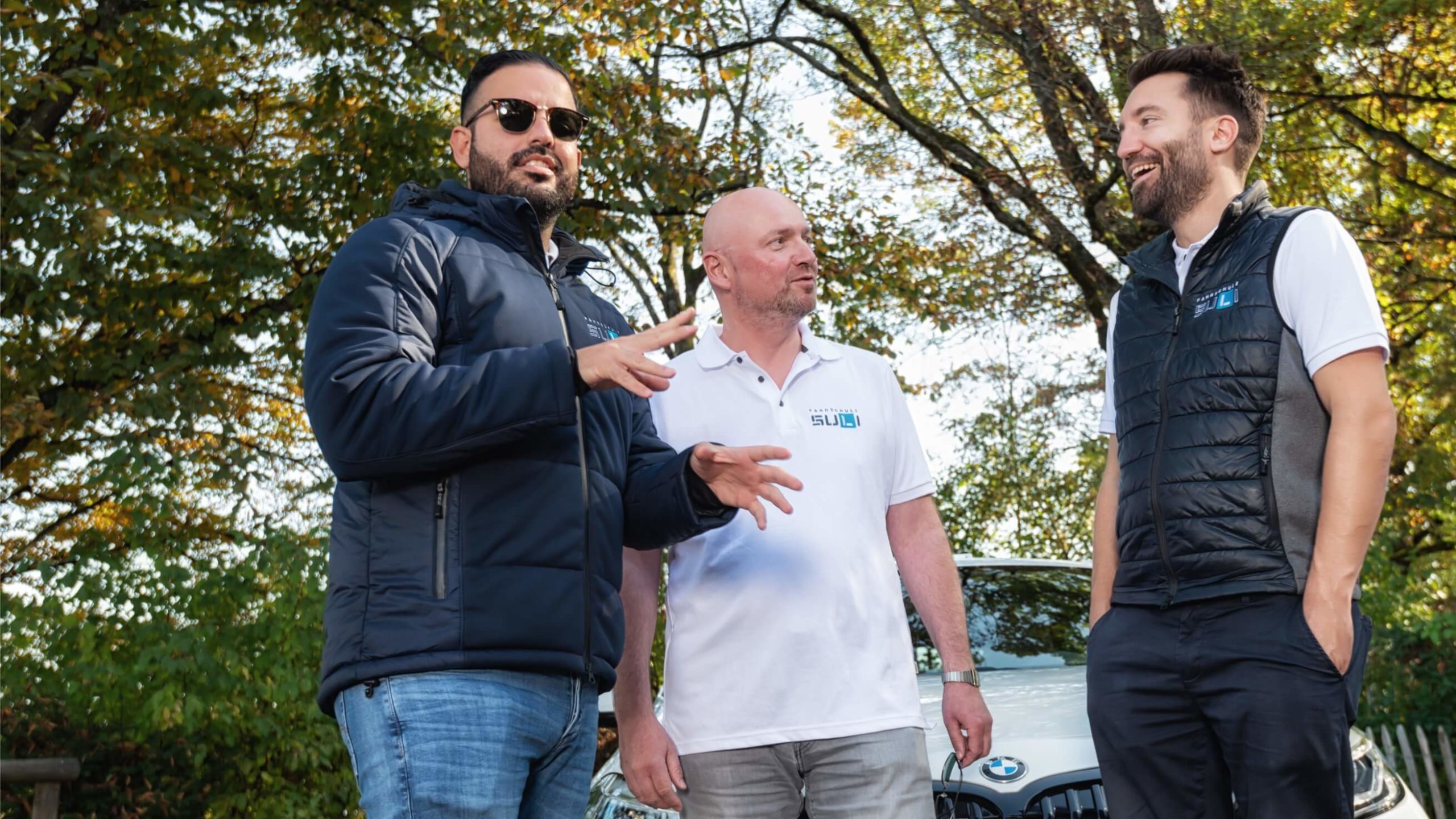 Mitarbeiter der Autofahrschule SULI im Gespräch – immer mit guter Laune und Teamgeist