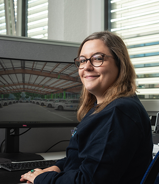 Geraldine, Mitarbeiterin in der Administration bei Fahrschule SULI, kümmert sich um die organisatorischen Aufgaben und Anmeldungen.
