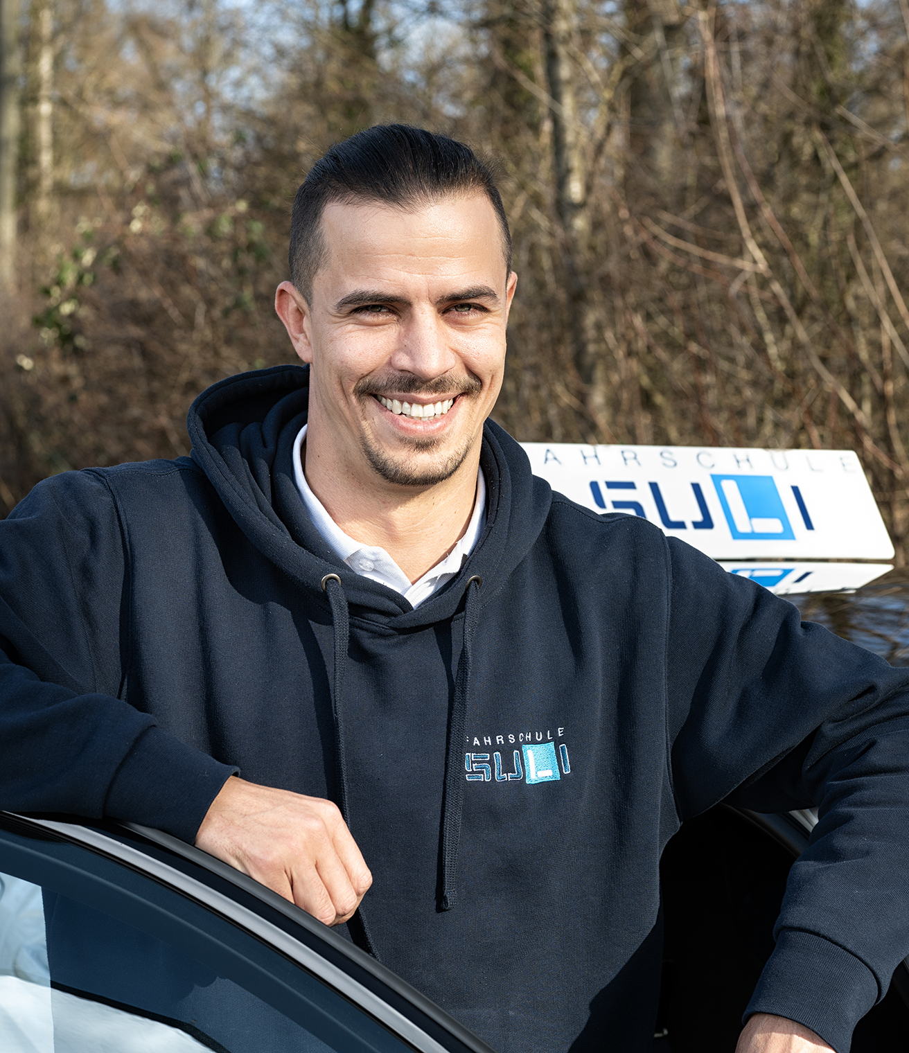 Rene – Fahrlehrer bei Fahrschule SULI in Oerlikon und Regensdorf – Professionelle Fahrstunden und Prüfungsvorbereitung.