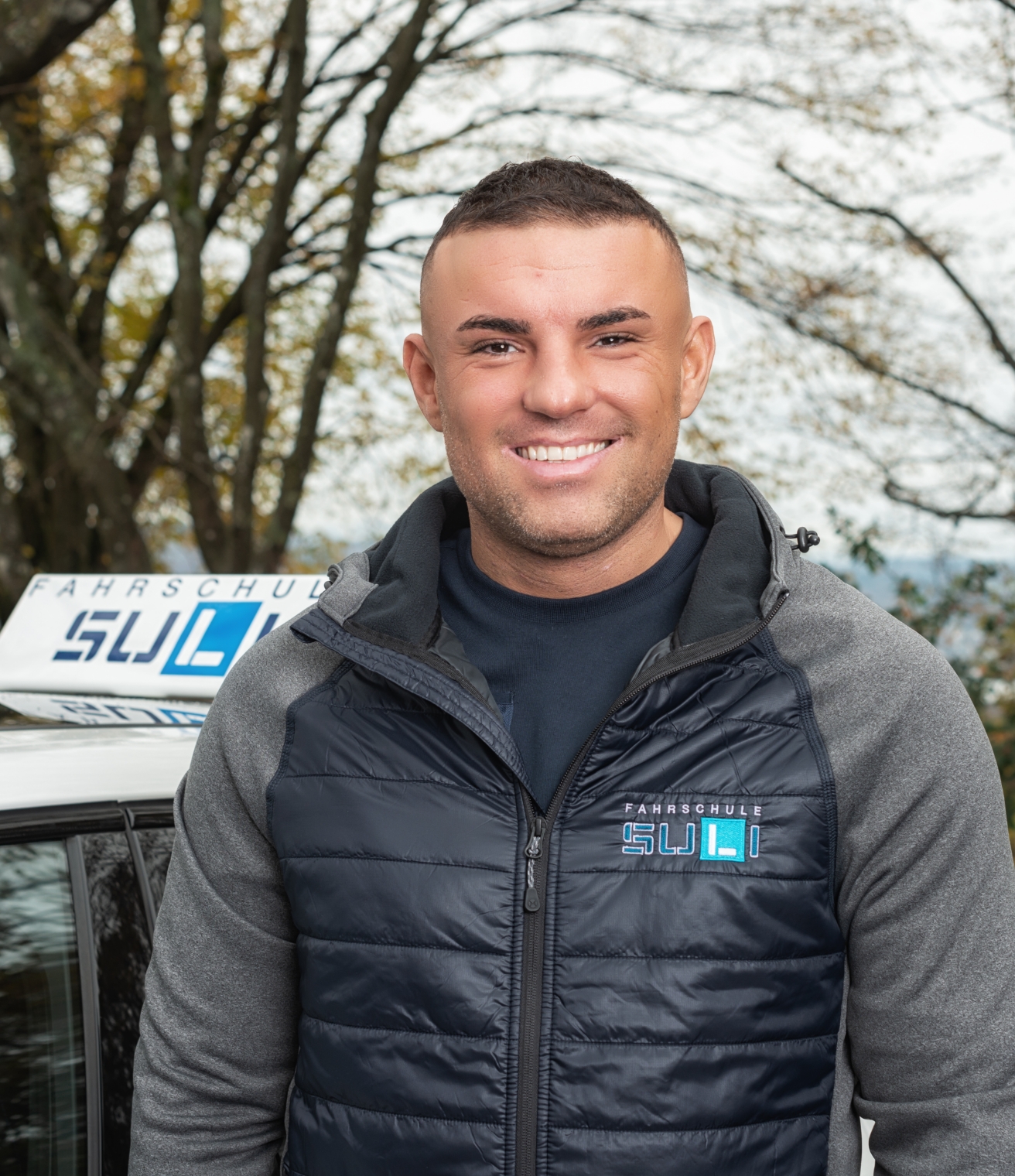 Luan, Gründer der Autofahrschule SULI – Experte für Fahrausbildung.