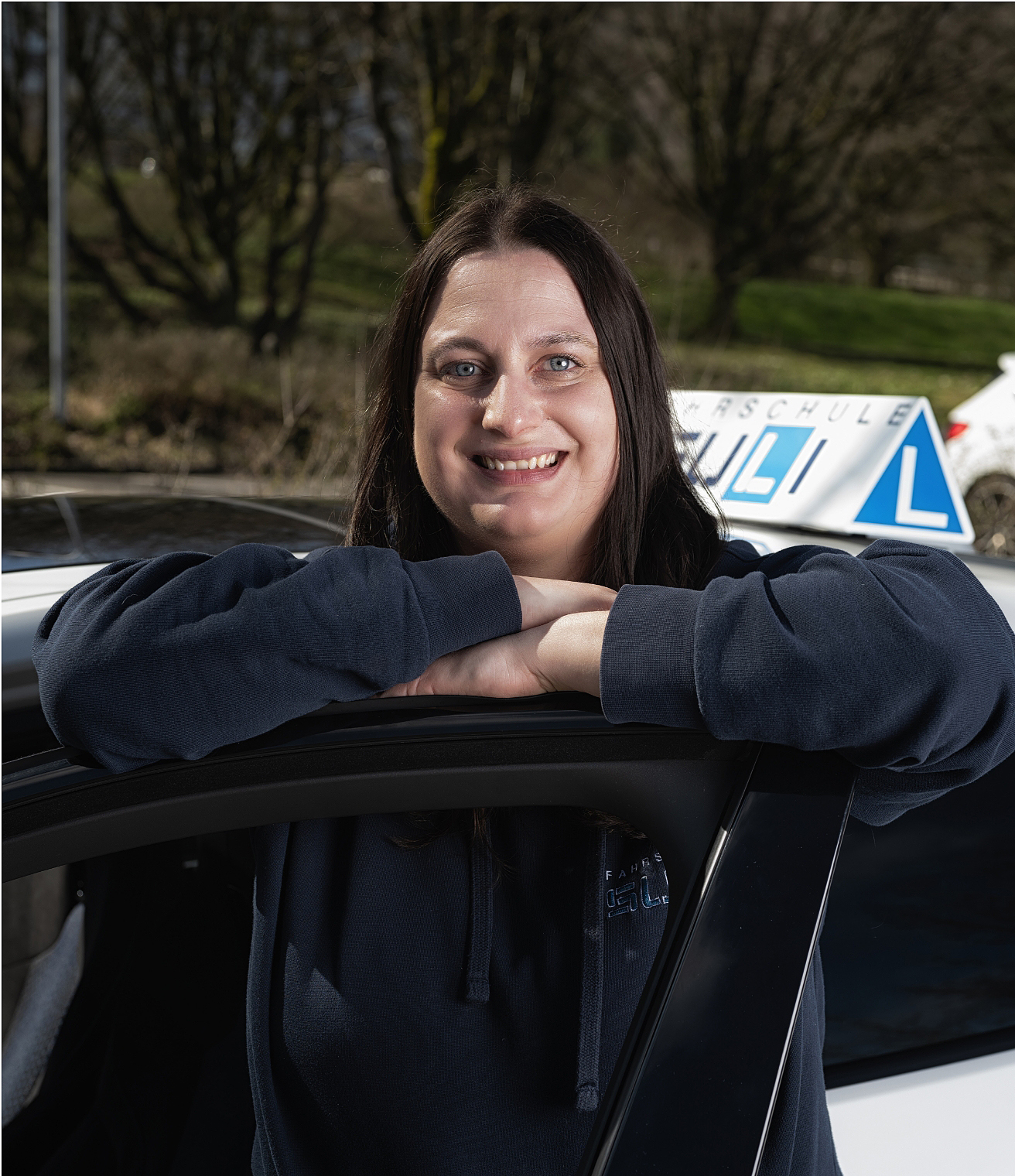 Stephanie von der Fahrschule SULI in Bern – Erfahrene und freundliche Fahrlehrerin für deine Fahrstunden.