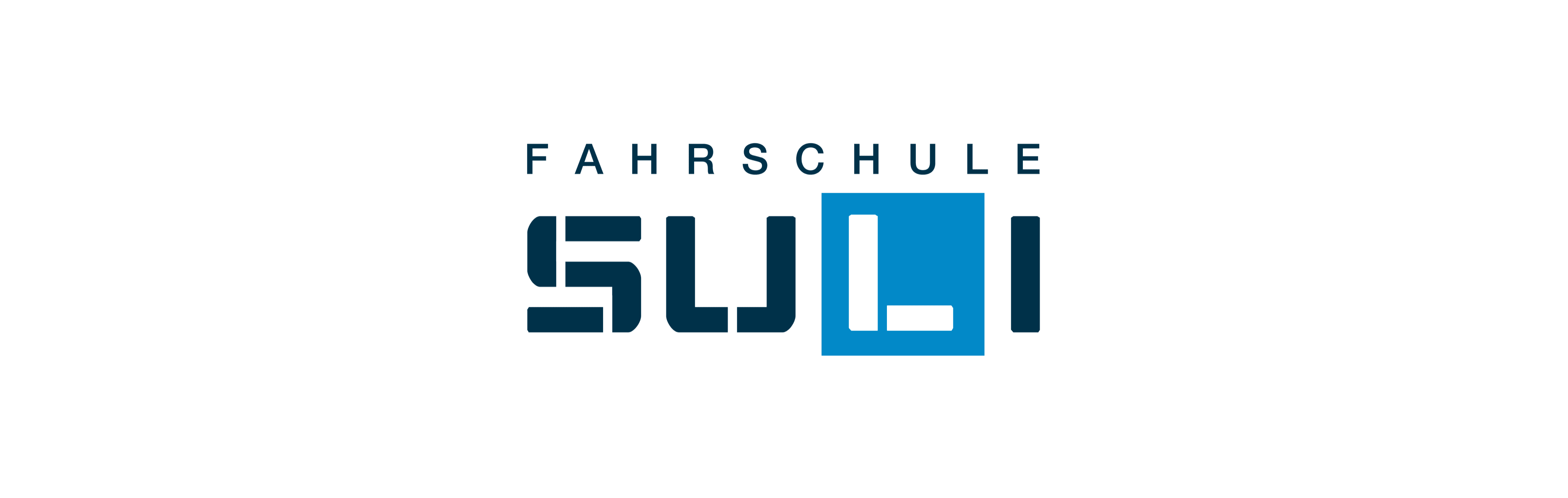 Teilnehmende eines Nothelferkurses üben unter Anleitung die stabile Seitenlage an einer Übungspuppe.