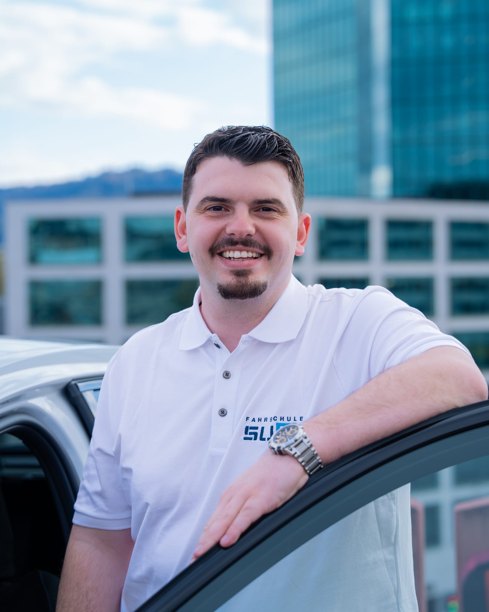 Omer, Fahrlehrer bei der Fahrschule SULI in Altstetten und Dietikon, zeigt einem Fahrschüler wichtige Fahrtechniken.