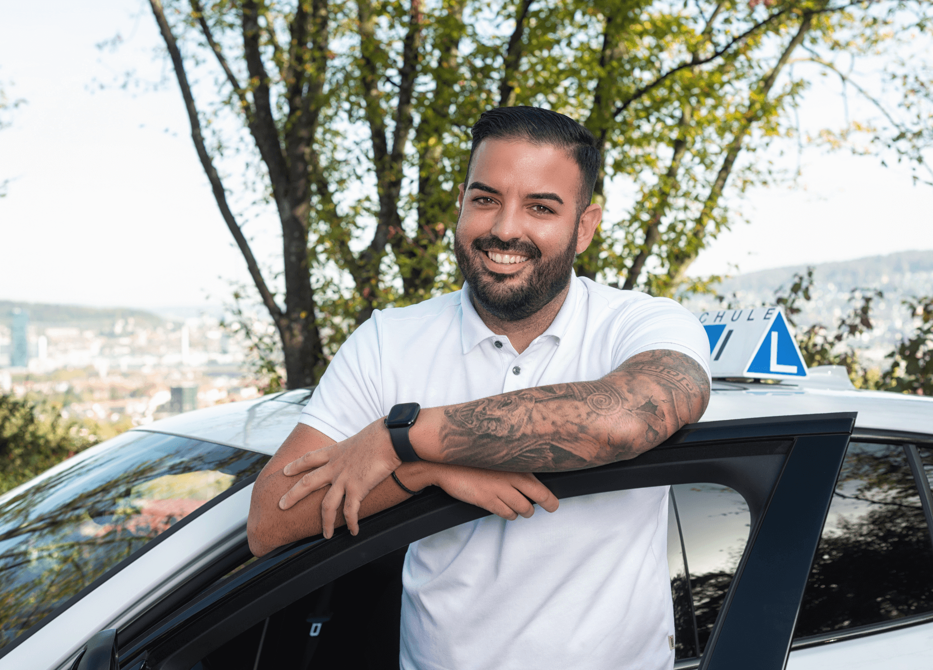 Unsere Fahrlehrer bei ihren Autos, mit Cristo im Vordergrund, einem wertvollen Teammitglied.