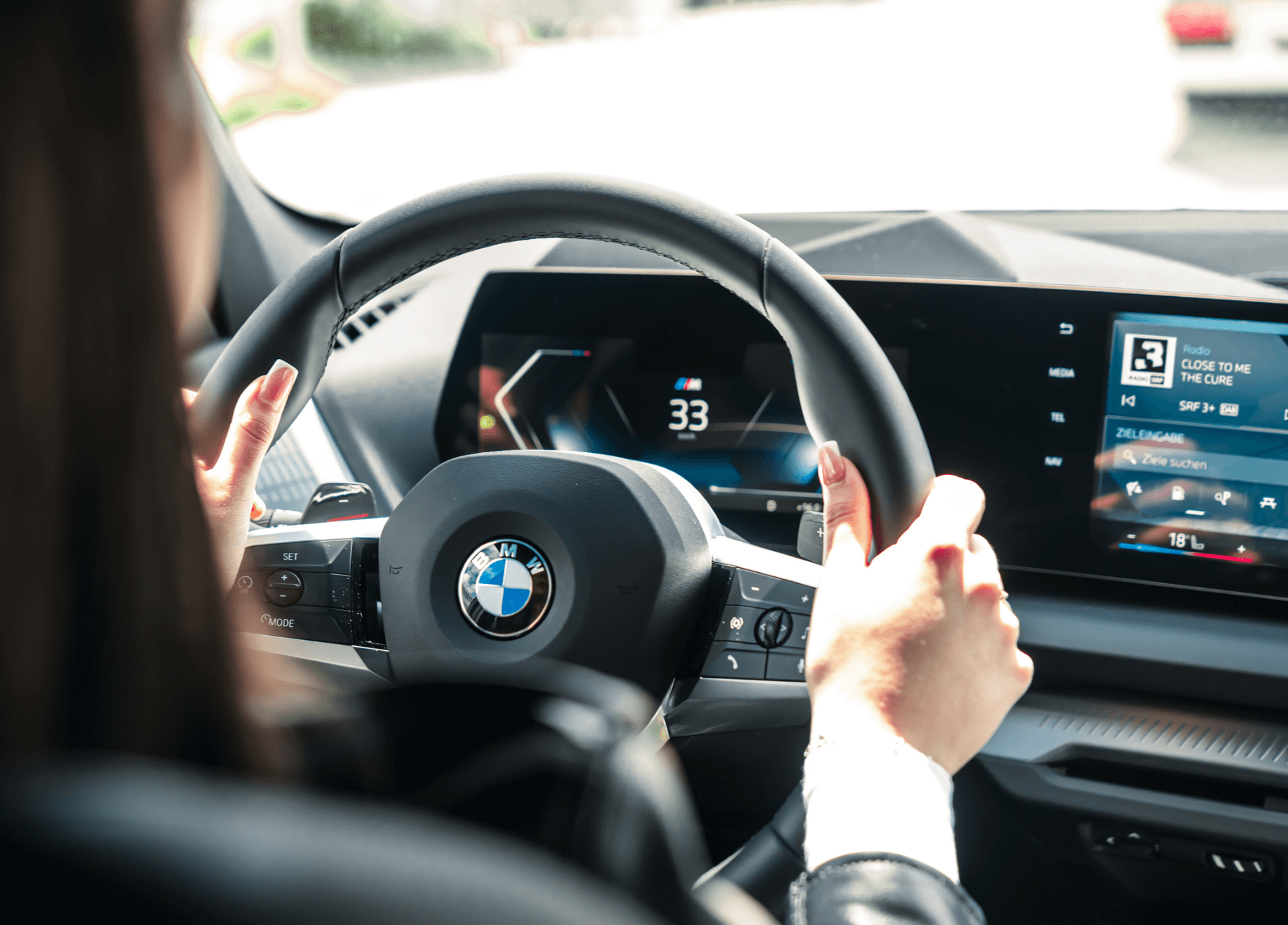 Fahrschule SULI – Fahrschülerin hinter dem Steuer – Dein Weg zum Führerschein