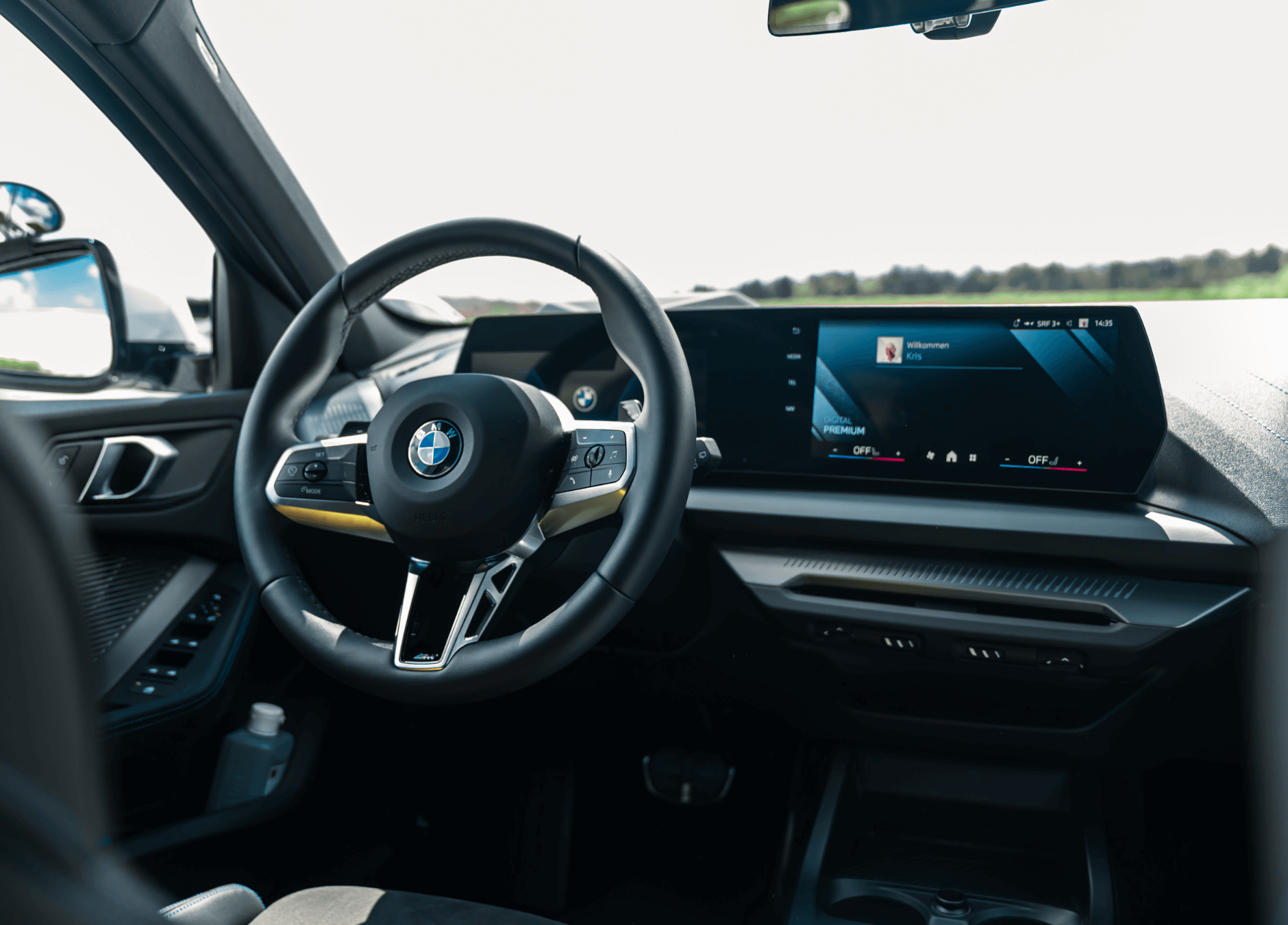 Innenraum eines neuen BMW 1er Fahrschulwagens der Fahrschule SULI mit digitalem Cockpit, Lederlenkrad und modernen Assistenzsystemen