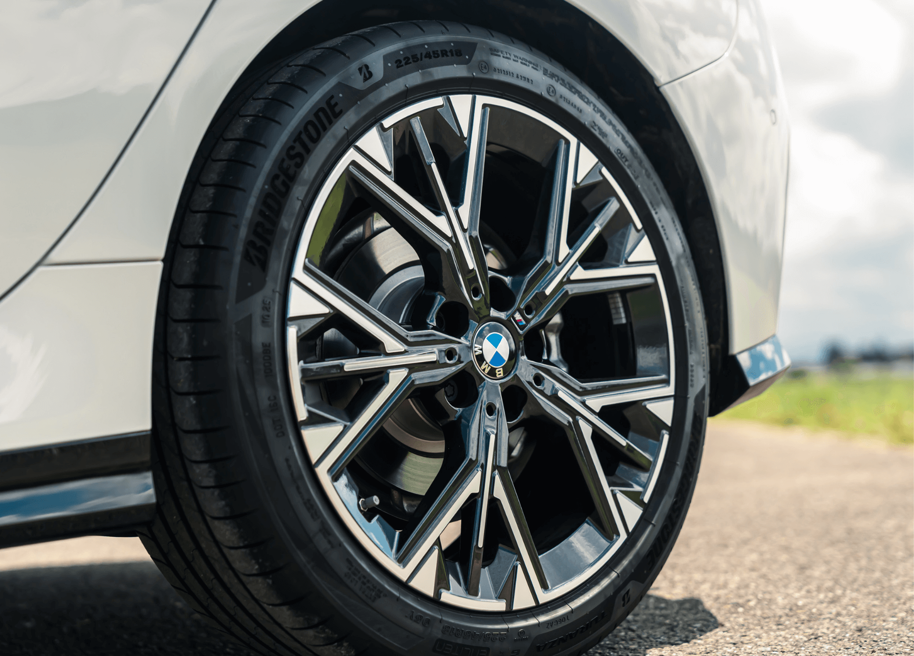 Nahaufnahme eines BMW 1er Reifens mit sportlicher Alufelge am Fahrschulwagen der Fahrschule SULI