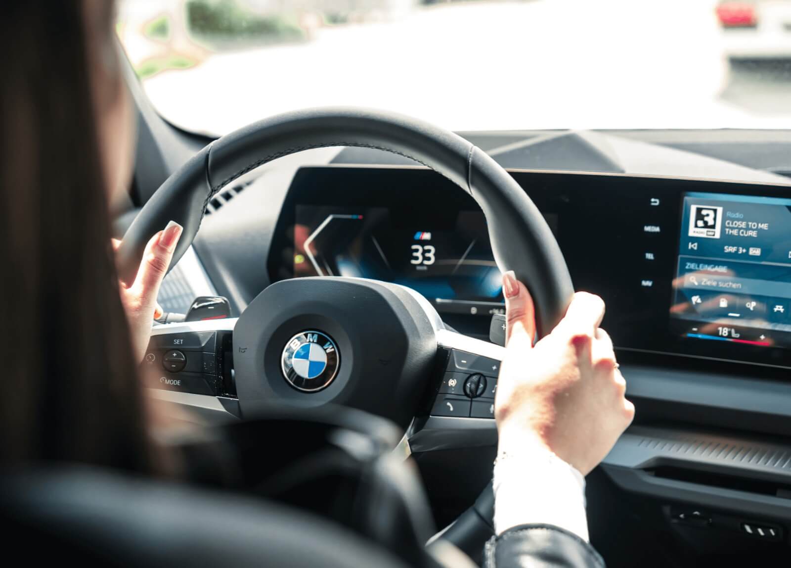 Fahrschule SULI – Fahrschülerin hinter dem Steuer – Dein Weg zum Führerschein