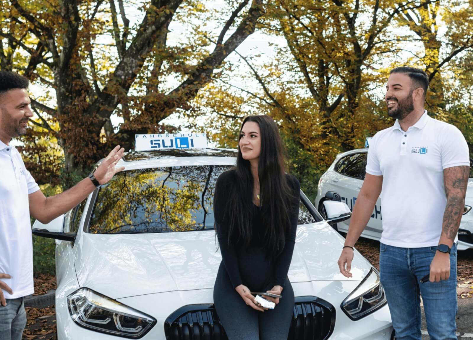 Fahrlehrer und Schülerin im Gespräch