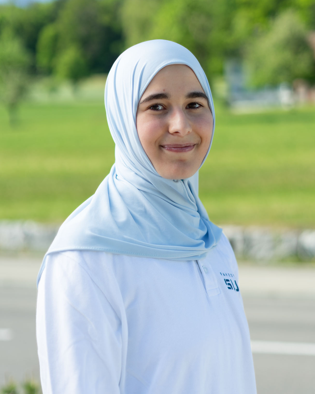 Nothelferinstruktorin Elisa erklärt und zeigt Erste-Hilfe-Übungen im Kurs in Zug und Luzern