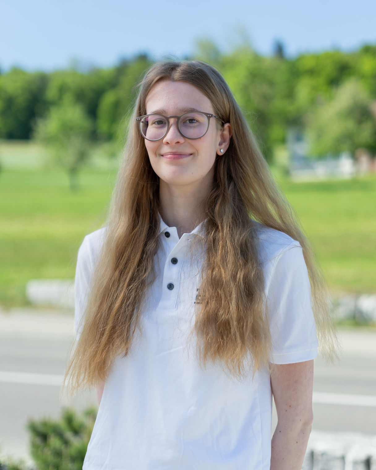 Nothelferinstruktorin Leonie erklärt Erste-Hilfe-Übungen im Nothelferkurs