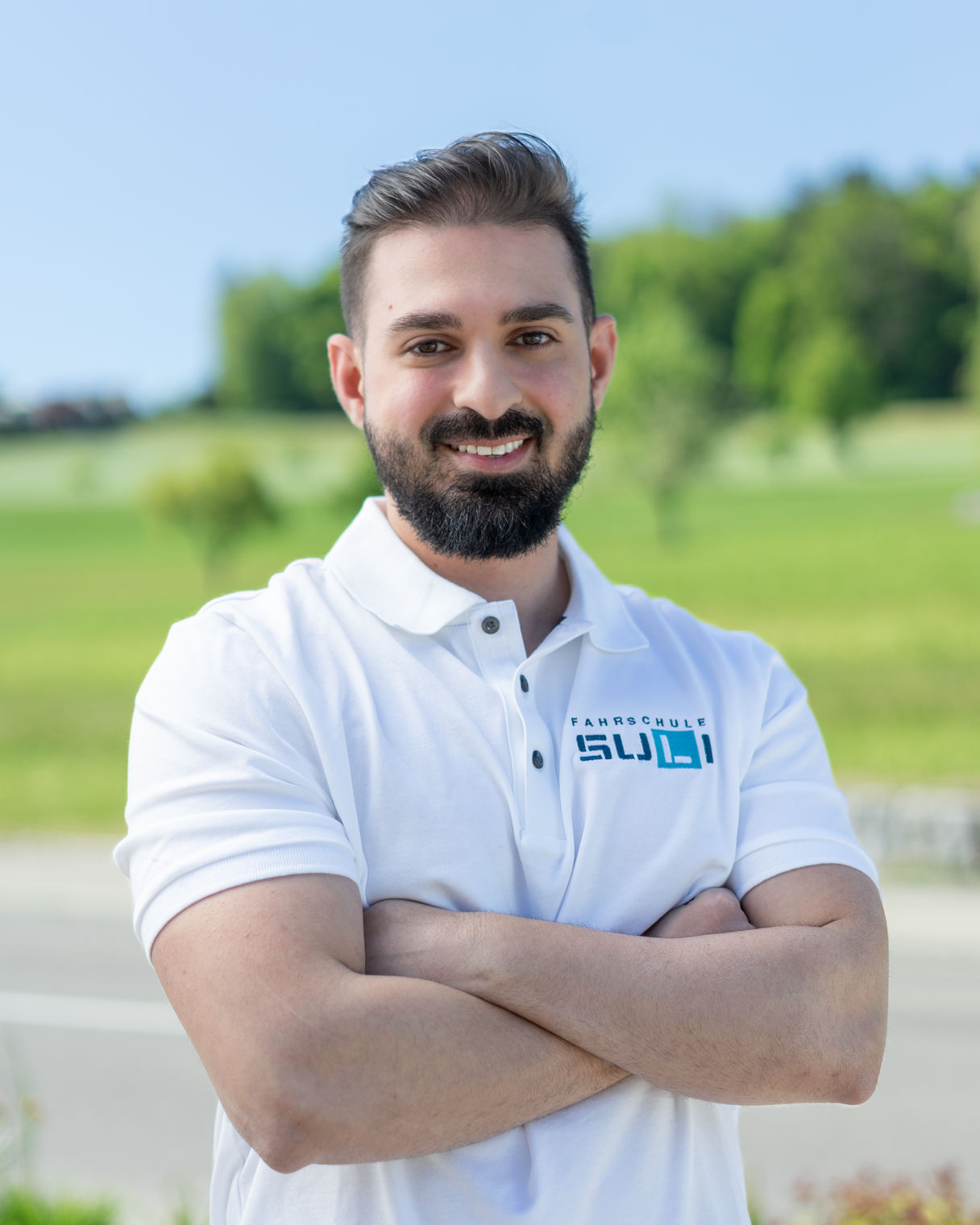Nothelferinstruktor Mario zeigt Fahrschüler:innen Erste-Hilfe-Übungen im Nothelferkurs der Fahrschule SULI
