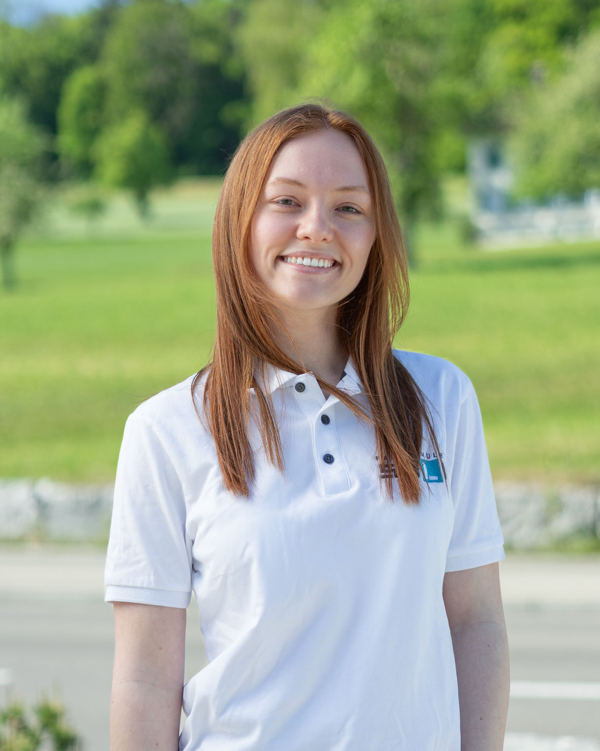 Nothelferinstruktorin Pascale zeigt Fahrschüler:innen Erste-Hilfe-Übungen im Nothelferkurs der Fahrschule SULI