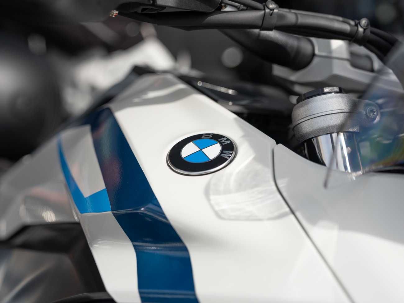 Nahaufnahme eines BMW GS Motorrads der Fahrschule.