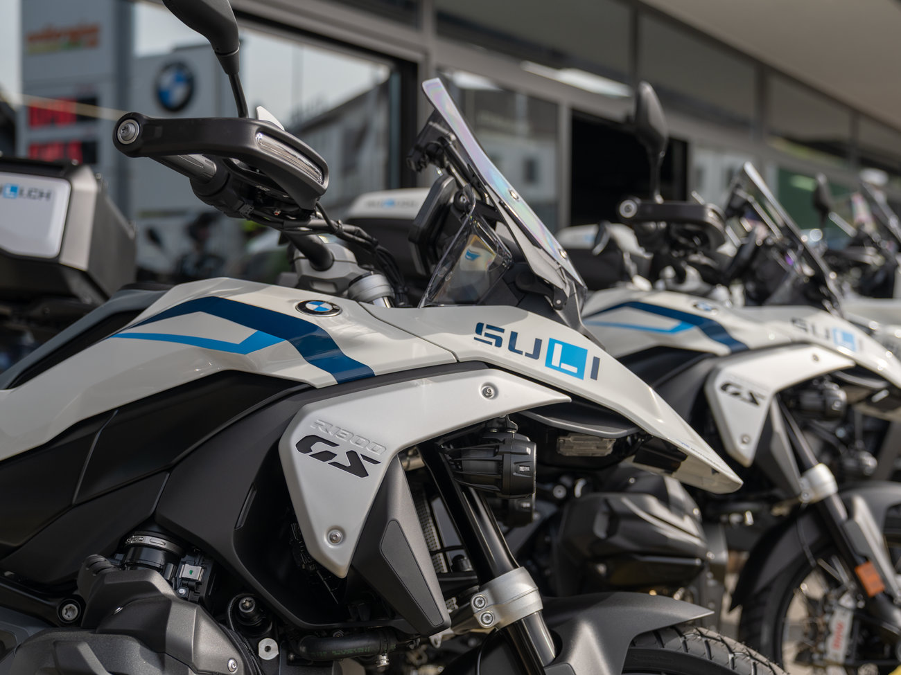 Moderne Motorräder der Fahrschule für den Motorrad-Grundkurs.