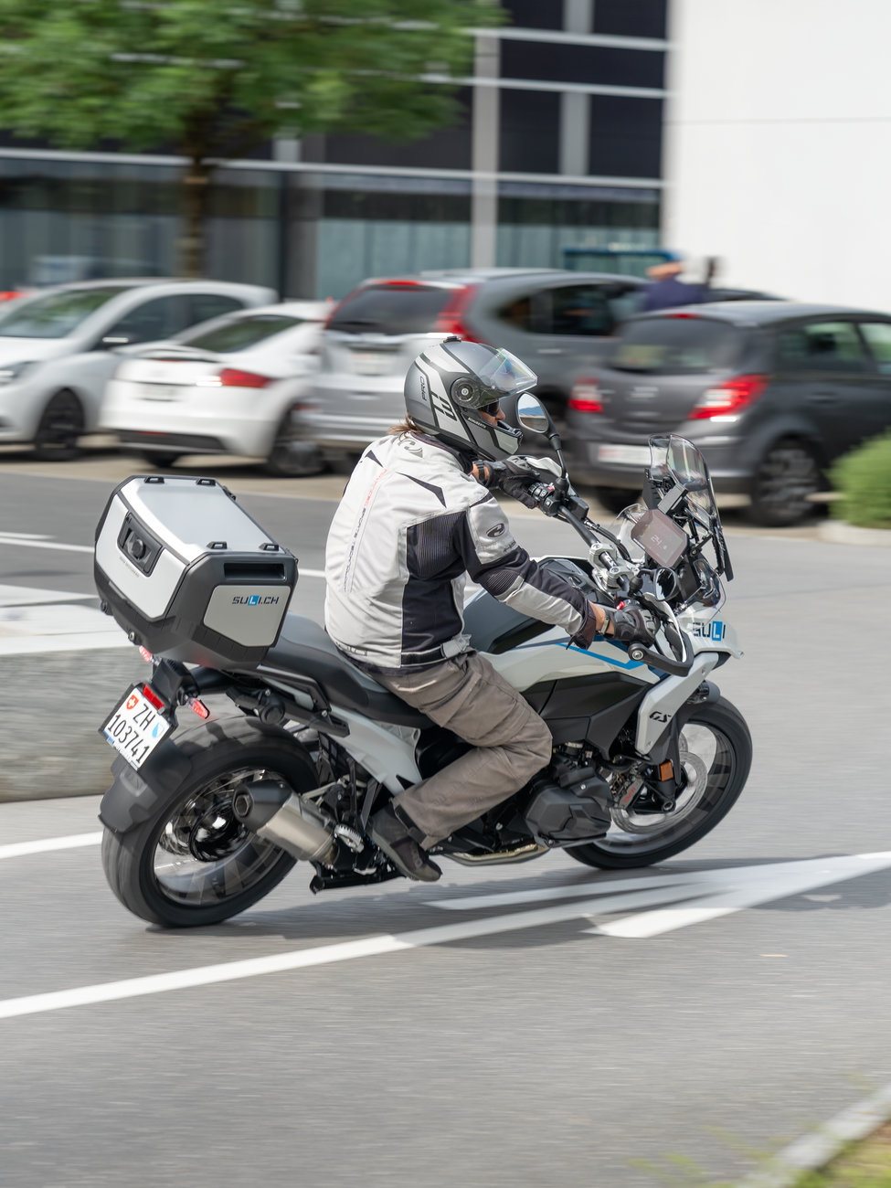 Motorrad-Fahrlehrer begleitet die Ausbildung während einer Übungsfahrt.