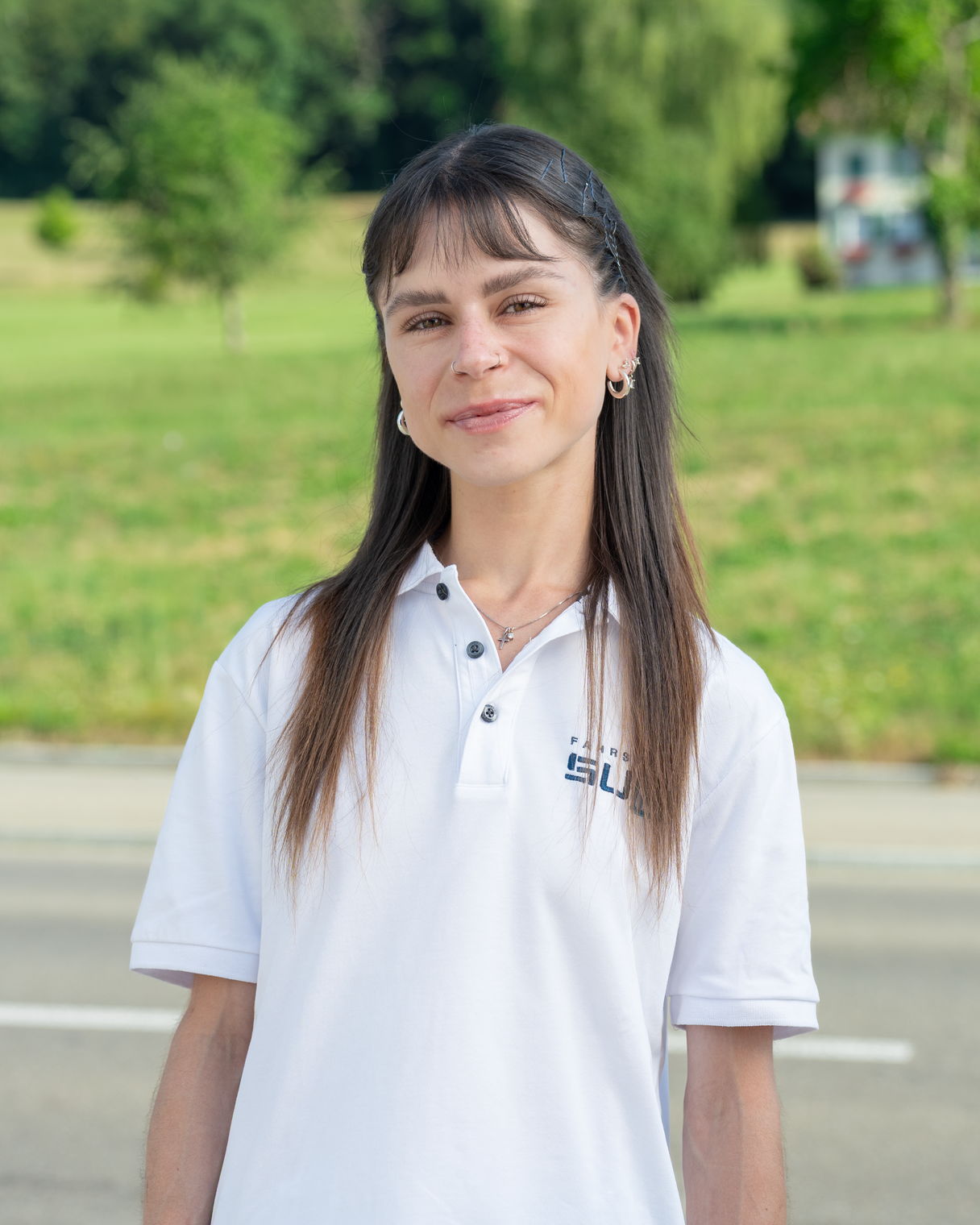 Fiona Schurter, Nothelferinstruktorin bei der Fahrschule SULI, vermittelt praxisnahes Wissen zur Ersten Hilfe und bereitet Teilnehmende auf Notfallsituationen vor.