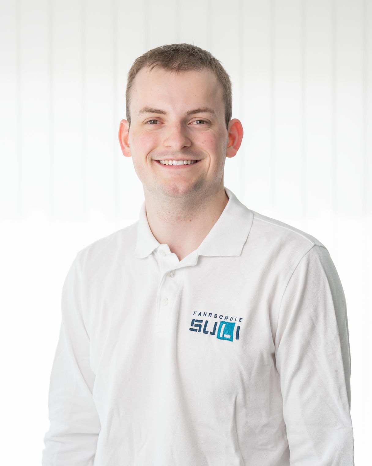 Porträt von Mike, Grafiker, Content Creator und Designer bei der Fahrschule SULI.