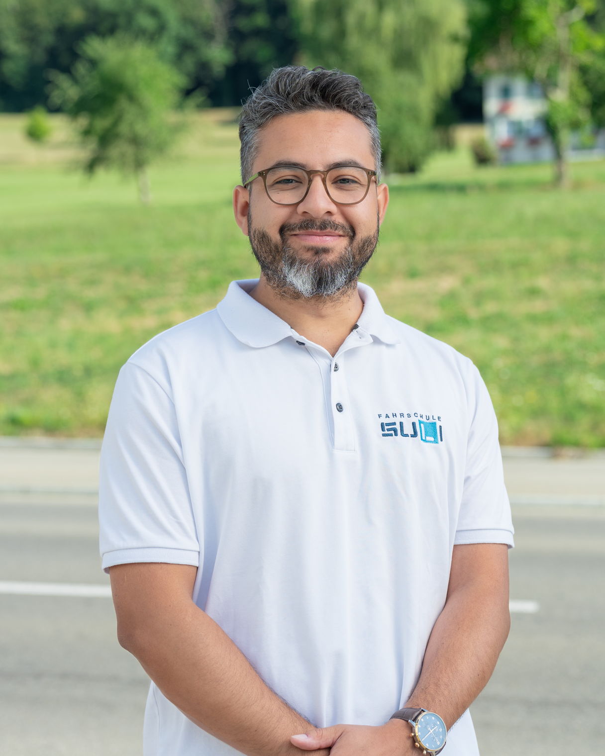 Nuno, Nothelferinstruktor bei der Fahrschule SULI, vermittelt praxisnahes Erste-Hilfe-Wissen und zeigt, wie man in Notfallsituationen ruhig und sicher handelt.