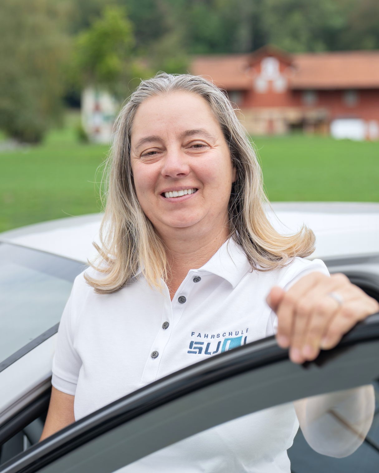 Fahrlehrerin Delphine begleitet eine Fahrschülerin während einer Fahrstunde in Zürich.